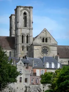 Laon - Tours y el crucero de la iglesia de la abadía de Saint-Martin con vistas a las casas de la ciudad