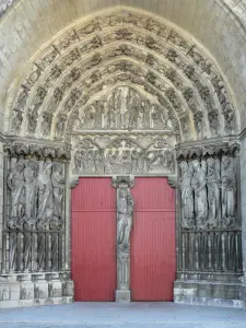 Laon - Portal central de la fachada occidental de Notre-Dame de estilo gótico