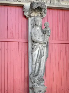 Laon - Catedral de Notre Dame, de estilo gótico: Virgen con el Niño en el muelle de la puerta central de la fachada oeste