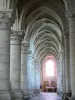 Laon - Dentro de la catedral de Notre-Dame: columnas