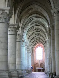 Laon - Intérieur  de la cathédrale Notre-Dame : colonnes