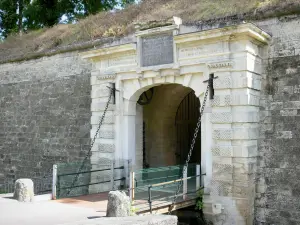 Laon - Puerta y puente levadizo de la ciudadela