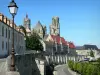 Laon - Spazierweg entlang der Stadtmauern mit Blick auf die Türme der Kathedrale Notre-Dame, den ehemaligen Bischofspalast, und die Fassaden der mittelalterlichen Stätte; Laterne vorne im Bild