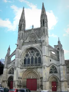 Laon - Façade de l'église abbatiale Saint-Martin