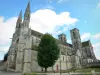 Laon - Abteikirche Saint-Martin, und Grünanlage geschmückt mit Sitzbänken und einem Baum