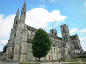 Laon - La iglesia abacial de Saint-Martin, y la plaza decorada con bancos y un árbol