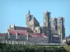 Laon - Ville haute : tours de la cathédrale Notre-Dame, ancien palais épiscopal (palais de Justice), et remparts
