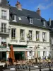 Laon - Cafetería con terraza y fachadas de las casas de la Place du Parvis Walter de Mortagne