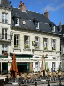 Laon - Terrasse de café et façades de maisons de la place du Parvis Gautier de Mortagne