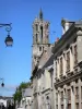 Laon - Häuserfassaden der mittelalterlichen Stätte (obere Stadt) und Turm der Kathedrale Notre-Dame beherrschend das Ganze