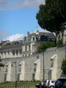 Laon - Las paredes y las fachadas de las casas en el alto de la ciudad