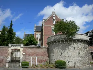 Laon - Tour et façade de la ville