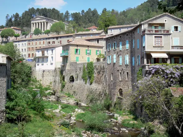 Largentière - Fachadas de casas a lo largo de la línea del río y el juzgado que domina el conjunto