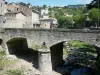 Largentière - Barante puente sobre el río de la línea y las fachadas de las casas de la ciudad medieval