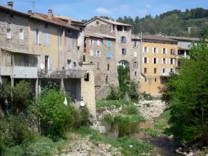 Largentière - Valley Line: fachadas de casas a lo largo del río Line