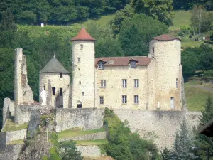 Laroquebrou castle - View of the medieval castle and the statue of the Virgin