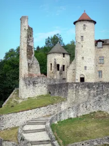 Laroquebrou castle - Tower of the staircase, tower of the West and vestiges of the donjon