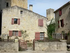 Larressingle - Torre almenada y las fachadas de las casas de piedra en el pueblo medieval