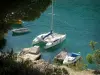 Las Calanques - La orilla con un catamarán y barco