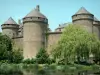 Lassay-les-Châteaux - Torri e facciate continue del castello di Lassay e di verde sulle rive dello stagno