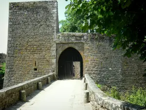 Lassay-les-Châteaux - Entrance to the Lassay castle