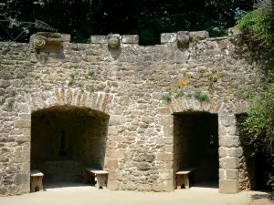 Lassay-les-Châteaux - Courtyard and casemates of the Lassay castle