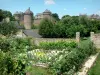 Lassay-les-Châteaux - Jardín Medieval - huerto - con una vista del castillo Lassay