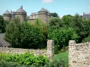 Lassay-les-Châteaux - View of the towers of the Lassay castle from the medieval garden