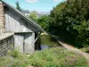 Lassay-les-Chateaux - Lavanderia cercada por flores e vegetação