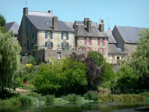 Lassay-les-Châteaux - Conciergerie and houses of the town overlooking the pond