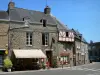 Lassay-les-Châteaux - Café terrazza e facciate delle case della città