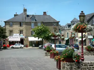 Lassay-les-Châteaux - Flower-bedecked square and house facades in the town