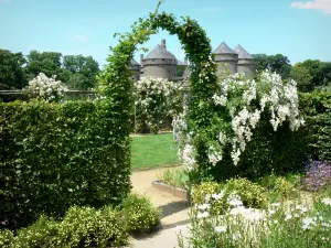 Lassay-les-Châteaux - Medieval garden overlooking the towers of the Lassay castle