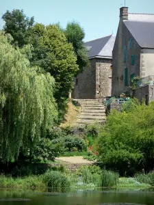 Lassay-les-Châteaux - Conciergerie, lake and greenery