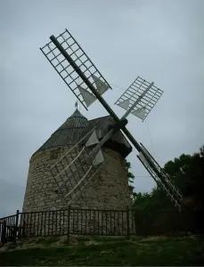Lautrec - Windmill of the medieval village