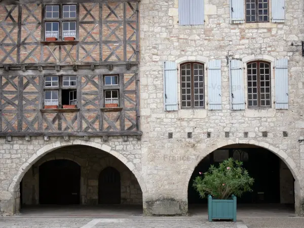 Lauzerte - Middeleeuwse stad, in de Quercy Blanc: huizen met arcades van de Place des Angles