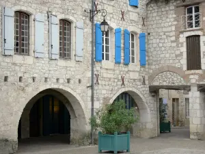 Lauzerte - La ciudad medieval: las casas con soportales de los Ángeles Place des