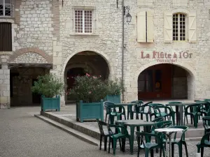 Lauzerte - Versterkte middeleeuwse stenen huizen met arcades en een cafe op de Place des Angles