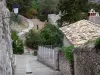 Lauzerte - Alley tetto spiovente di una casa e il giardino del Pellegrino sullo sfondo