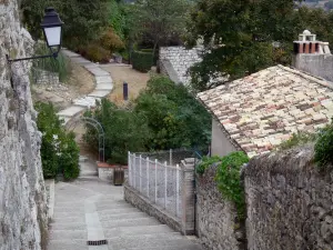 Lauzerte - Alley hellend dak van een huis en de tuin van de Pilgrim op de achtergrond