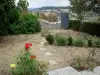 Lauzerte - Giardino di Pilgrim, in forma di gioco dell'oca sul tema del pellegrinaggio di San Giacomo di Compostela, con vista sul paesaggio circostante della Quercy Blanc