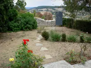 Lauzerte - Pilgrim's tuin, in de vorm van slangen en ladders op het thema van de bedevaart van Saint Jacques de Compostela, met uitzicht op het omliggende landschap van de Quercy Blanc