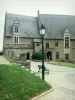 Laval - Promenade im blühenden Hof des Vieux-Château