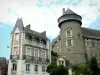 Laval - Bergfried des Vieux-Château und Häuser der Altstadt