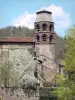 Lavaudieu - Vue sur le clocher octogonal roman de l'église abbatiale Saint-André entouré d'arbres