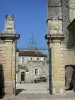 Lectoure - Portal de la antigua diócesis (antiguo palacio episcopal), con vistas del portal del Hotel des Trois Petanca