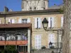 Lectoure - Campanario de la Catedral de Saint-Gervais-Saint-Protais, la fachada del Ayuntamiento (antiguo Palacio Episcopal) y las linternas de la pared