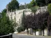 Lectoure - Carretera bordeada de árboles, y las paredes (fortificaciones) de la ciudad