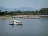 Lérins-eilanden - Sainte-Marguerite eiland: zee met boten en een ponton, stranden, bossen en heuvels van de Côte d'Azur op de achtergrond