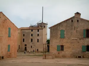 Lérins-eilanden - Sainte-Marguerite eiland: putten, gebouwen, de Zee Museum en de Toren van de semafoor, de Koninklijke fort